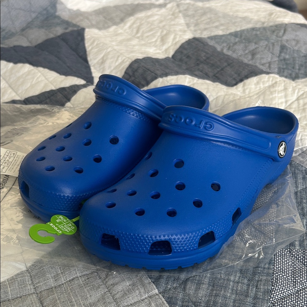 NWOT CROCS - Mens 8 Womens 10